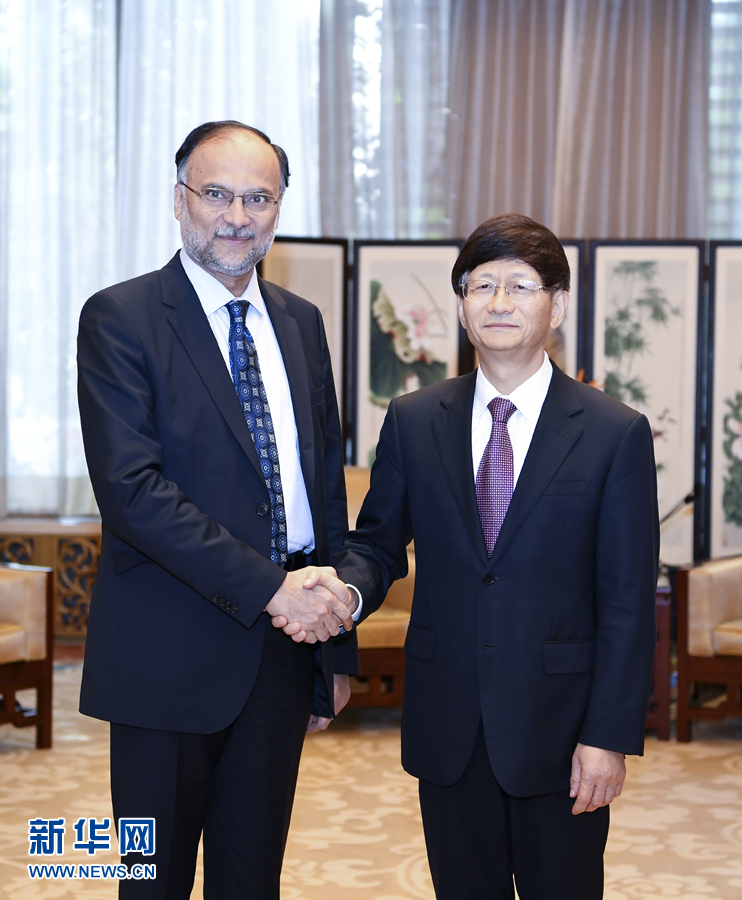 9月26日，中共中央政治局委員、中央政法委書記孟建柱在北京會(huì)見來(lái)華出席國(guó)際刑警組織第86屆全體大會(huì)的巴基斯坦內(nèi)政部長(zhǎng)伊克巴爾。新華社記者 張領(lǐng) 攝
