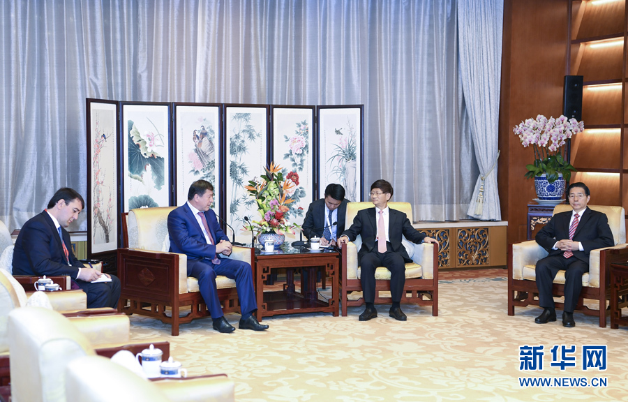 9月26日，中共中央政治局委員、中央政法委書記孟建柱在北京會(huì)見來(lái)華出席國(guó)際刑警組織第86屆全體大會(huì)的塔吉克斯坦內(nèi)務(wù)部長(zhǎng)拉希姆佐達(dá)。國(guó)務(wù)委員、公安部部長(zhǎng)郭聲琨參加有關(guān)會(huì)見。新華社記者 張領(lǐng) 攝