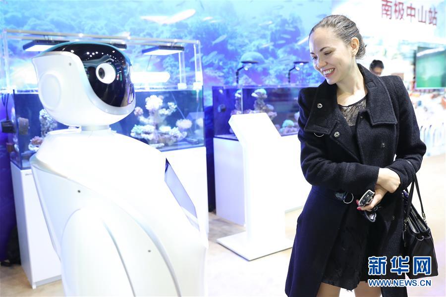 (圖文互動)(1)“中共十八大以來非常有成就的五年”——外國嘉賓參觀“砥礪奮進的五年”大型成就展