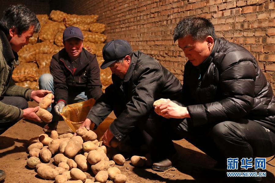 (十九大代表風(fēng)采·圖文互動(dòng))(1)“第一書(shū)記”房瑞標(biāo):呂梁鄉(xiāng)親“最親近的人”