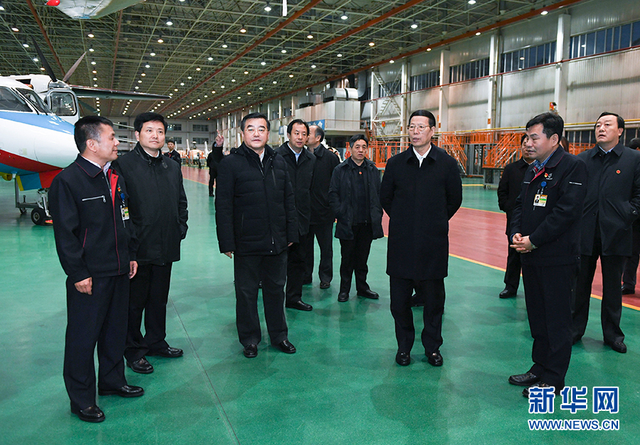 11月14日至15日，國務(wù)院副總理張高麗在黑龍江調(diào)研。這是11月14日，張高麗到哈爾濱飛機(jī)工業(yè)集團(tuán)有限責(zé)任公司了解國有老企業(yè)轉(zhuǎn)型升級(jí)情況。 新華社記者 高潔 攝