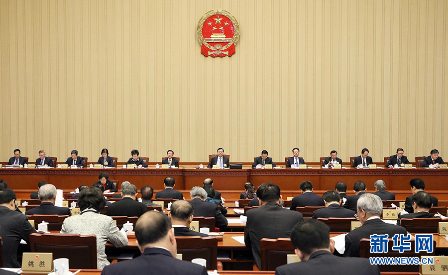 12月23日，十二屆全國(guó)人大常委會(huì)第三十一次會(huì)議在北京人民大會(huì)堂舉行第二次全體會(huì)議。張德江委員長(zhǎng)出席。 新華社記者劉衛(wèi)兵攝