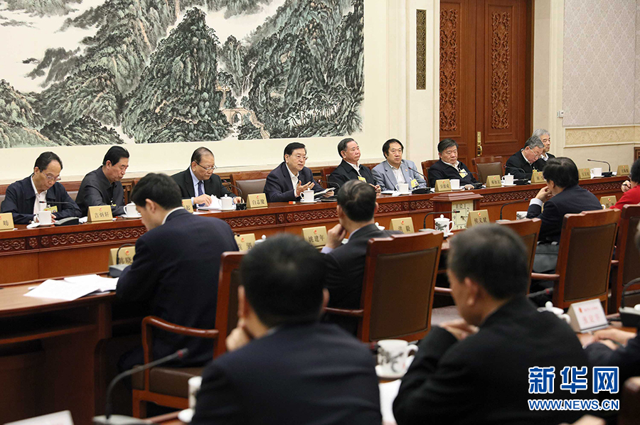 12月23日，十二屆全國(guó)人大常委會(huì)第三十一次會(huì)議舉行分組會(huì)議，審議監(jiān)察法草案二次審議稿等。張德江委員長(zhǎng)參加審議。 新華社記者劉衛(wèi)兵攝