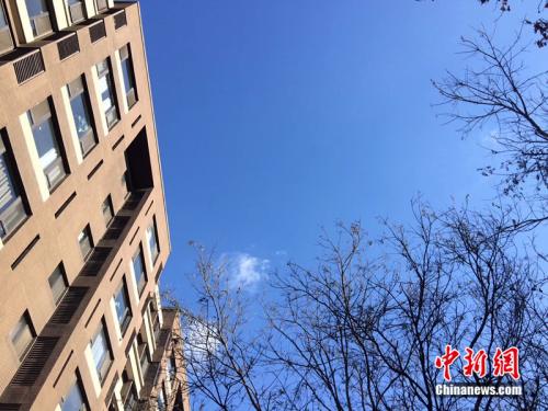 2017年12月7日，北京空氣質(zhì)量較好，圖為北京豐臺(tái)區(qū)某小區(qū)拍到的藍(lán)天。<a target='_blank'  >中新網(wǎng)</a> 邱宇 攝