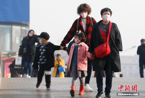 2016年12月19日，北京被霧霾籠罩，民眾戴防霧霾口罩出行。 <a target='_blank' >中新社</a>記者 杜洋 攝