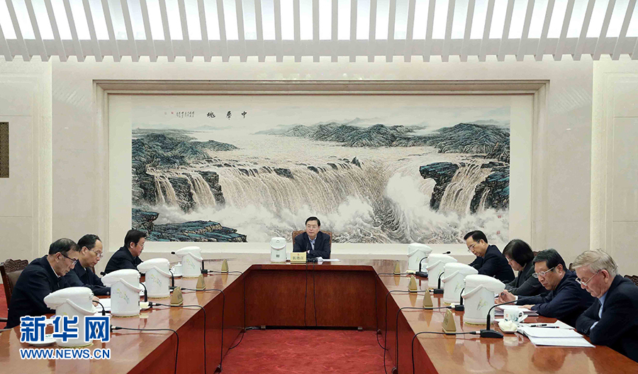 1月16日，中共十二屆全國人大常委會黨組在北京召開會議，認真學習領(lǐng)會習近平總書記在十九屆中央紀委二次全會上的重要講話和全會精神，研究部署貫徹落實工作。全國人大常委會委員長、常委會黨組書記張德江主持會議并講話。新華社記者 劉衛(wèi)兵 攝