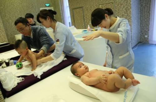資料圖片：1月30日，母嬰家庭保健師在上海一家月子會所內(nèi)護(hù)理嬰兒。新華社記者 裴鑫 攝