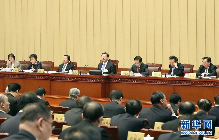 2月23日，十二屆全國(guó)人大常委會(huì)第三十三次會(huì)議在北京人民大會(huì)堂開(kāi)幕。張德江委員長(zhǎng)主持會(huì)議。 新華社記者　劉衛(wèi)兵　攝