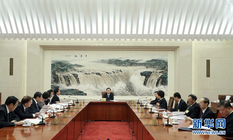 2月23日，十二屆全國人大常委會(huì)第一百一十三次委員長會(huì)議在北京人民大會(huì)堂舉行，張德江委員長主持。 新華社記者 劉衛(wèi)兵 攝