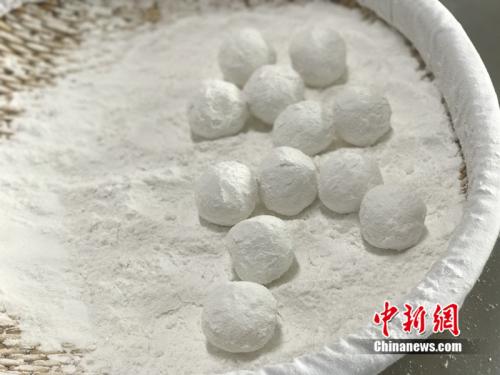 制作元宵時，首先要將餡料做好，沾上水，再投進盛滿糯米粉的笸籮內(nèi)搖。<a target='_blank'  ><p  align=