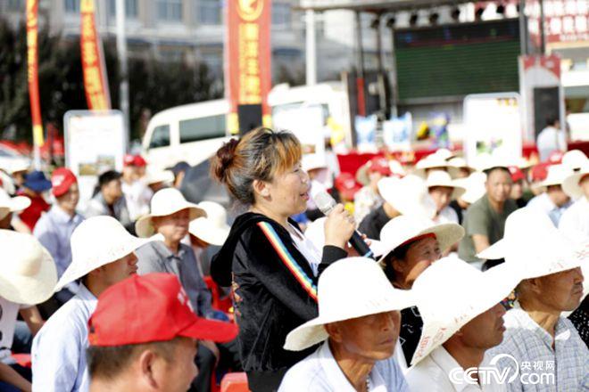 活動現(xiàn)場，農民搶答問題