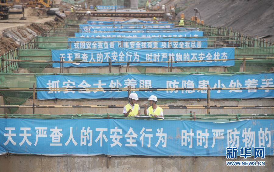 (新時代奮斗者·圖文互動)(3)當一群“90后”與工地相遇——記奮戰(zhàn)在軍運會工地上的90后新農(nóng)民工