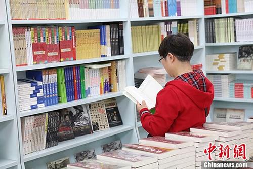 5月9日，一女子在哈爾濱市某書店選購圖書。從5月1日至5月4日，全國32家紙廠宣布漲價，各紙種漲價幅度為每噸100元至300元不等。對此，出版行業(yè)業(yè)內(nèi)人士表示“因為紙張價格上漲，直接造成了出版成本的明顯增加，出版行業(yè)只能被迫對圖書定價進行調(diào)整。”
<a target='_blank' >中新社</a>記者 于琨 攝