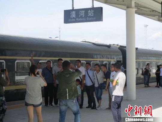 圖為旅客在漠河站合影留念。(中國(guó)鐵路哈爾濱局集團(tuán)有限公司提供)