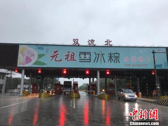 網(wǎng)傳車(chē)輛被淹的收費(fèi)站現(xiàn)狀。　鐘欣 攝