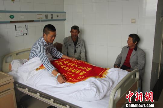 被救的李忠起、張總鳳夫婦看望受傷后的李運飛?！⊥粲?攝