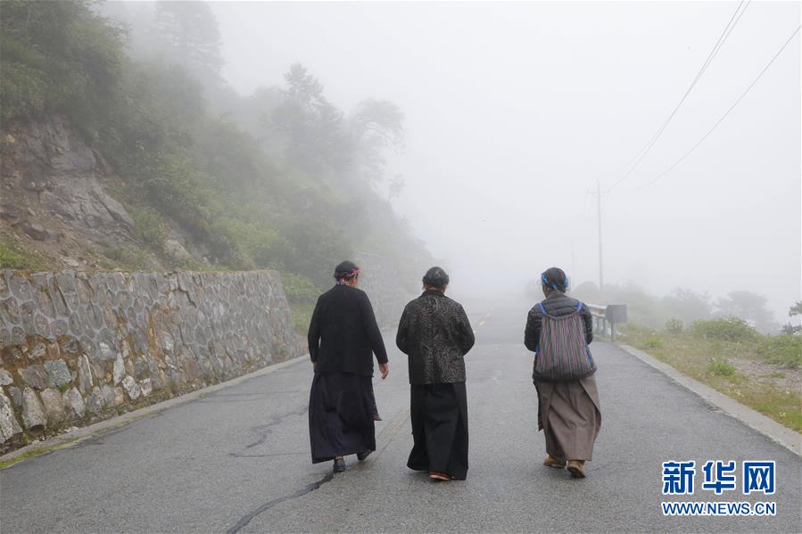 （圖文互動）（10）特寫：“八一”禮物，飛向云端哨所