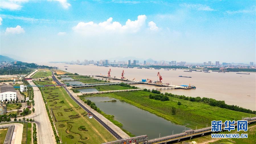 (大江奔流——來自長江經(jīng)濟(jì)帶的報(bào)道·新華全媒頭條·圖文互動(dòng))(1)打造經(jīng)濟(jì)高質(zhì)量發(fā)展的強(qiáng)勁引擎——深入推動(dòng)長江經(jīng)濟(jì)帶發(fā)展述評(píng)