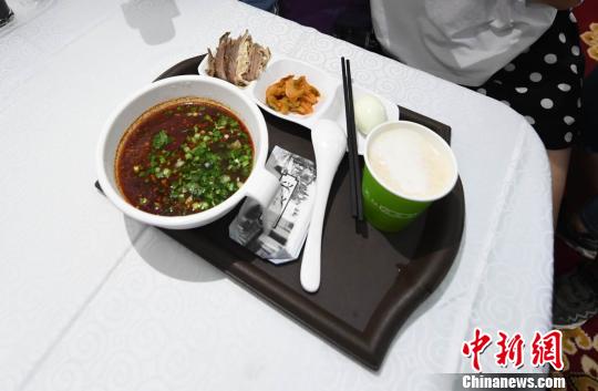 圖為“環(huán)西部火車游Y667/8次”列車上推出蘭州牛肉面套餐，套餐38元，有一碗牛肉面、一碟牛肉、一個雞蛋、一份小菜、一份甜胚子?！钇G敏 攝