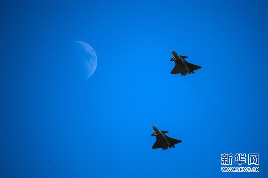 (圖文互動(dòng))(2)中國(guó)空軍發(fā)布強(qiáng)軍宣傳片《頭頂?shù)募覉@》