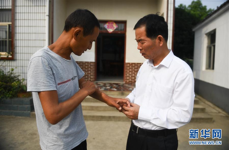 (新時代擔當作為典型風采·圖文互動)(3)李世貴:做群眾需要的“鐵肩膀”