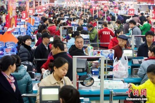 資料圖：民眾購(gòu)買生活用品。張?jiān)?攝