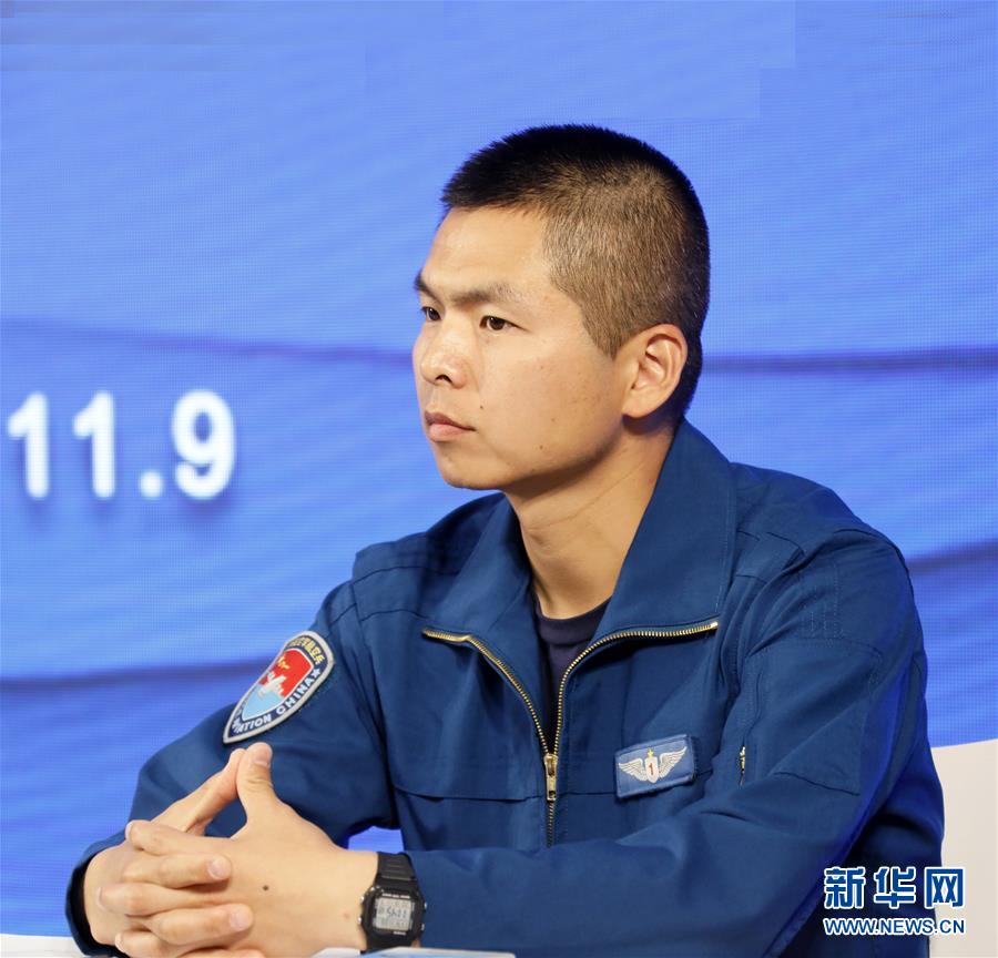 (圖文互動)(1)中國空軍新型戰(zhàn)機(jī)飛行員“論劍”珠海航展