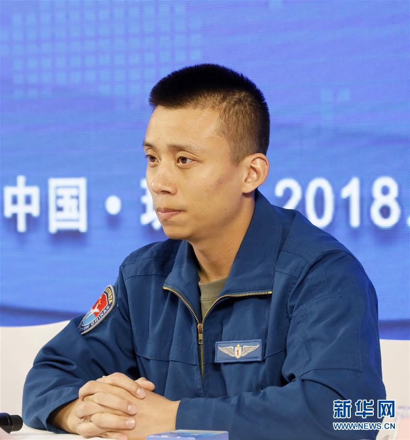 (圖文互動)(2)中國空軍新型戰(zhàn)機(jī)飛行員“論劍”珠海航展