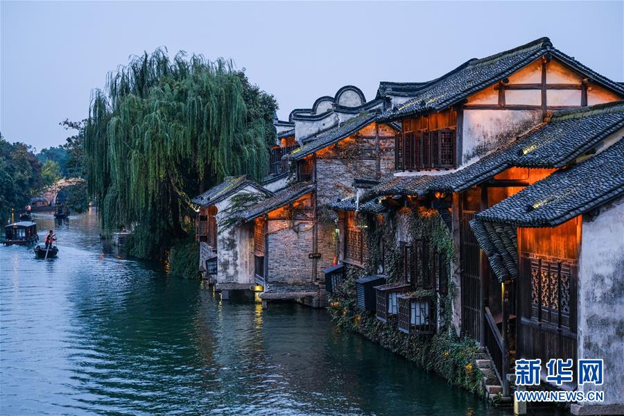 (慶祝改革開(kāi)放40周年基層行·鄉(xiāng)鎮(zhèn)篇·圖文互動(dòng))(1)烏鎮(zhèn)40年:根里的靜與脈中的動(dòng)