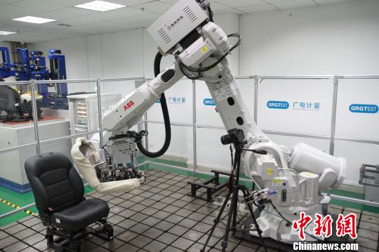 機(jī)器人測試桌椅?！”R育辛 攝