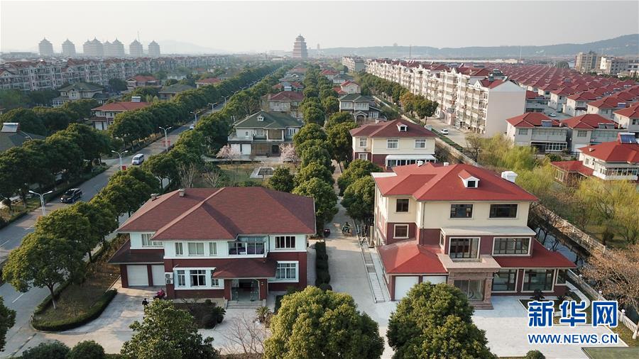 （慶祝改革開放40周年基層行·村莊篇·圖文互動(dòng)）（3）“第一村”華西：住房、樓宇刻畫發(fā)展“年輪”