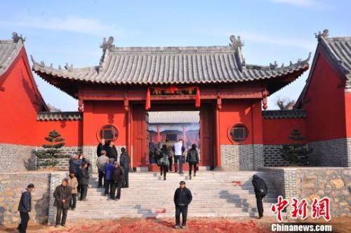 資料圖：元旦小長假期間，威海南海新區(qū)云龍山上舉辦新年廟會?！⒉?攝