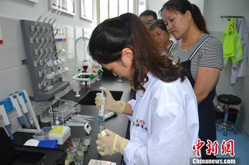 資料圖：工作人員根據(jù)消費(fèi)者要求現(xiàn)場(chǎng)檢驗(yàn)，共筑食品安全。<a target='_blank' ><p  align=