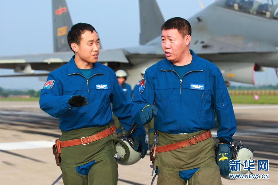 （新華全媒頭條·圖文互動(dòng)）（3）戰(zhàn)鷹，為祖國(guó)奮飛——記空軍航空兵某旅旅長(zhǎng)、特級(jí)飛行員郝井文