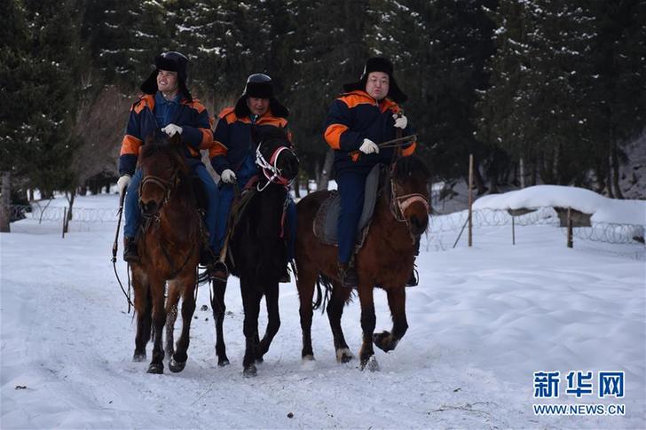 (新春走基層·圖文互動(dòng))(1)天山深處“電小二”:冰雪世界里最暖的一抹“黃”
