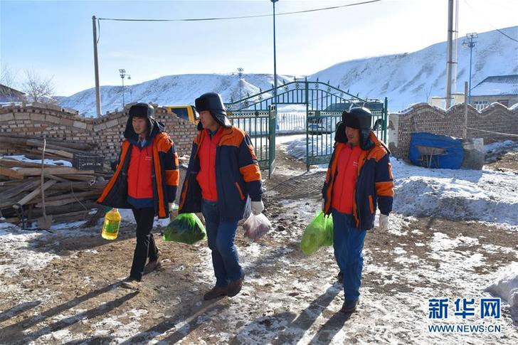 (新春走基層·圖文互動(dòng))(2)天山深處“電小二”:冰雪世界里最暖的一抹“黃”