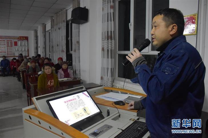 (新春走基層·圖文互動(dòng))(3)天山深處“電小二”:冰雪世界里最暖的一抹“黃”