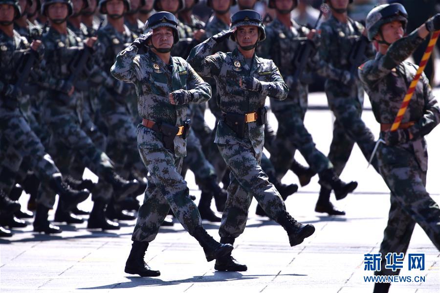 （新華全媒頭條·強(qiáng)軍思想引領(lǐng)新征程·圖文互動(dòng)）（4）那一刻，我們光榮接受檢閱
