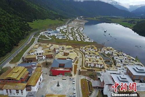 資料圖：初夏的西藏林芝魯朗小鎮(zhèn)美輪美奐。<a target='_blank' ><p  align=