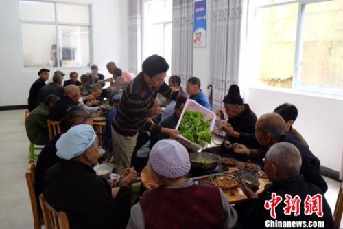 資料圖：社會福利中心吃飯的老人們。徐學(xué)練 攝。