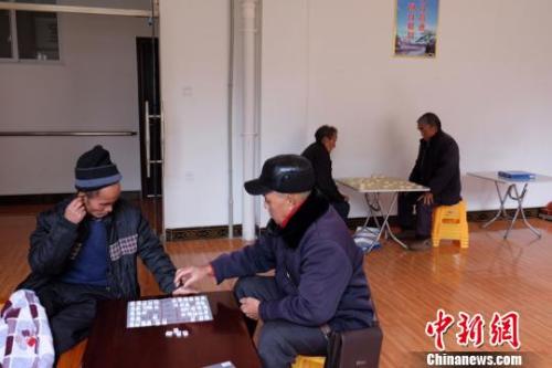 資料圖：老人們在下棋。徐學(xué)練 攝。