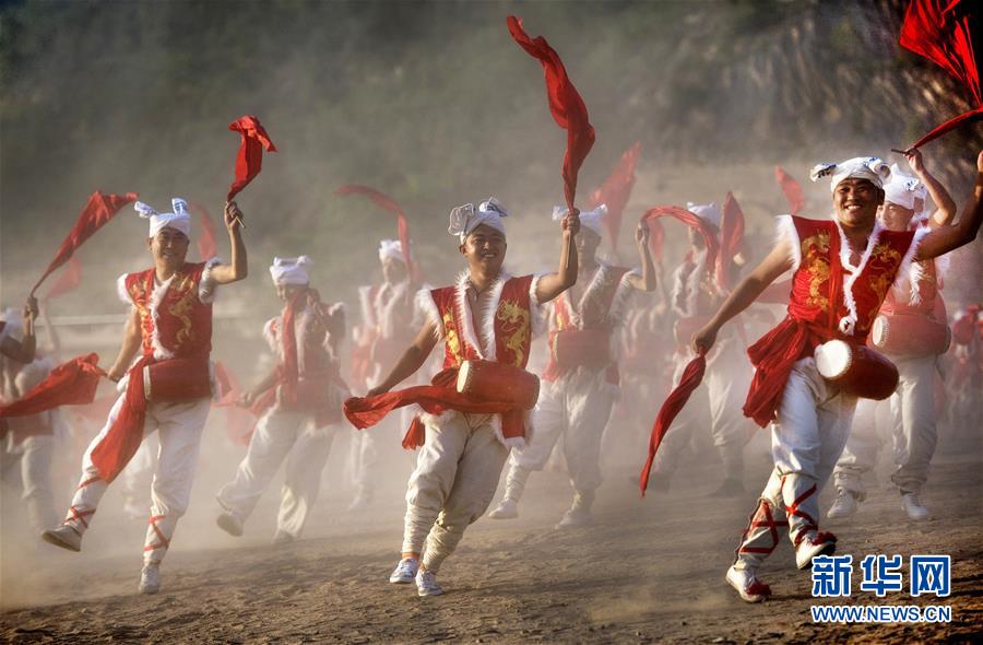 （新華全媒頭條·迎接兩會特別報道·圖文互動）（7）奮進，向著第一個百年奮斗目標——寫在2019年全國兩會召開之際