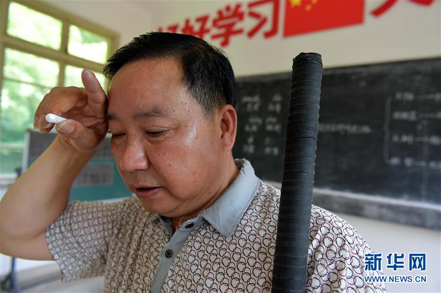 （中國網(wǎng)事·感動(dòng)2019·圖文互動(dòng)）（2）鄉(xiāng)村教師高自仁：60多根拐杖，撐起42年教學(xué)路