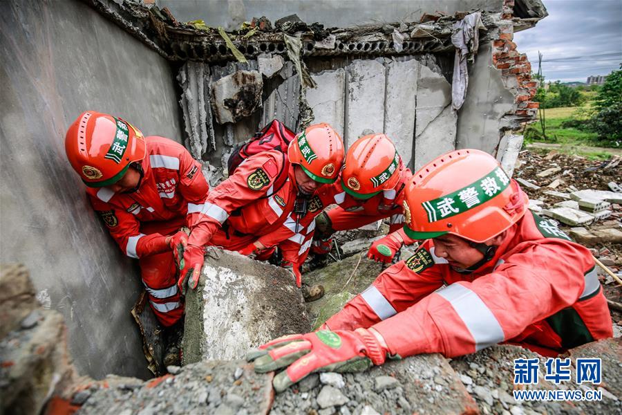 (圖文互動)(2)武警某部組織多種專業(yè)力量合成化搶險救援演練