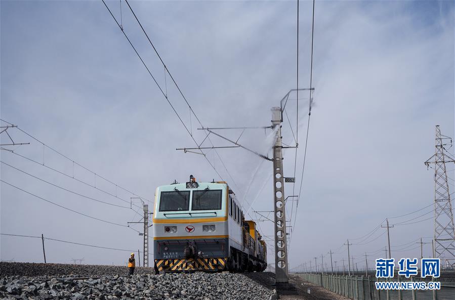 (新華全媒頭條·壯麗70年·奮斗新時(shí)代·圖文互動(dòng))(2)開拓雪域高原的夢想之路——來自青藏鐵路的蹲點(diǎn)報(bào)告