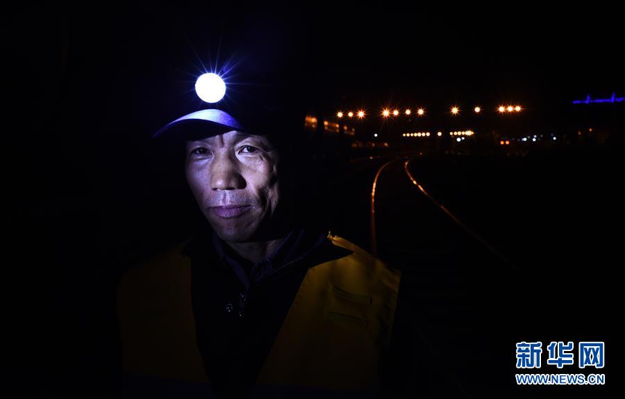 (新華全媒頭條·壯麗70年·奮斗新時(shí)代·圖文互動(dòng))(9)開拓雪域高原的夢想之路——來自青藏鐵路的蹲點(diǎn)報(bào)告