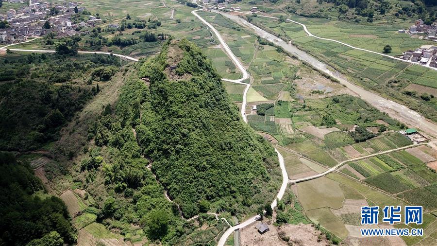 （壯麗70年·奮斗新時代——記者再走長征路·圖文互動）（1）永恒祭奠：他們，倒在了第二道封鎖線上