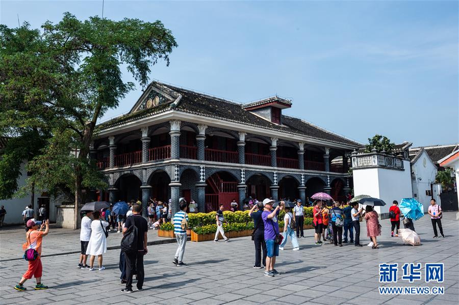 (新華全媒頭條·壯麗70年·奮斗新時(shí)代——記者再走長征路·圖文互動(dòng))(7)偉大轉(zhuǎn)折是怎樣發(fā)生的——重回遵義會(huì)議現(xiàn)場(chǎng)