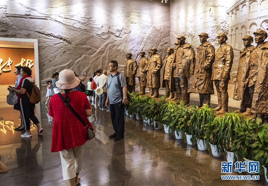 (新華全媒頭條·壯麗70年·奮斗新時(shí)代——記者再走長征路·圖文互動(dòng))(8)偉大轉(zhuǎn)折是怎樣發(fā)生的——重回遵義會(huì)議現(xiàn)場(chǎng)