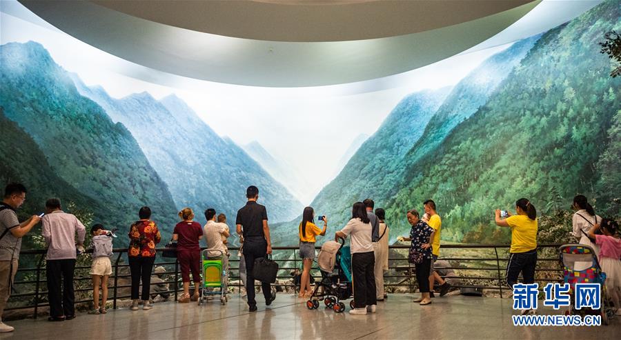 (新華全媒頭條·壯麗70年·奮斗新時(shí)代——記者再走長征路·圖文互動(dòng))(11)偉大轉(zhuǎn)折是怎樣發(fā)生的——重回遵義會(huì)議現(xiàn)場(chǎng)